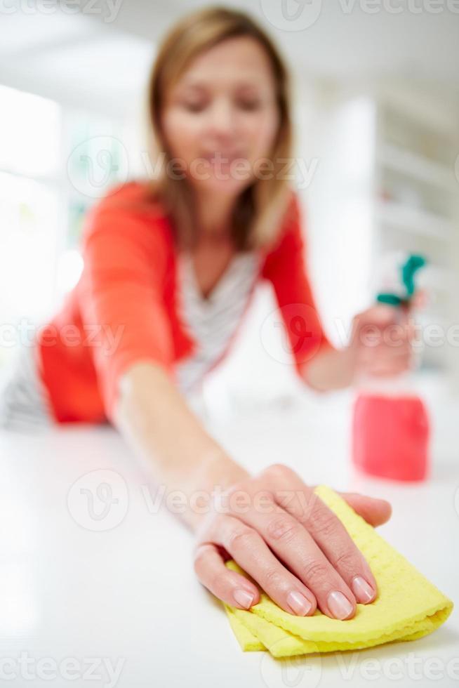 mujer, limpieza, superficie, en, cocina foto