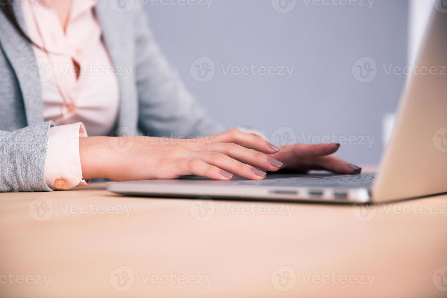 Closeup imagen de una mujer manos usando laptop foto