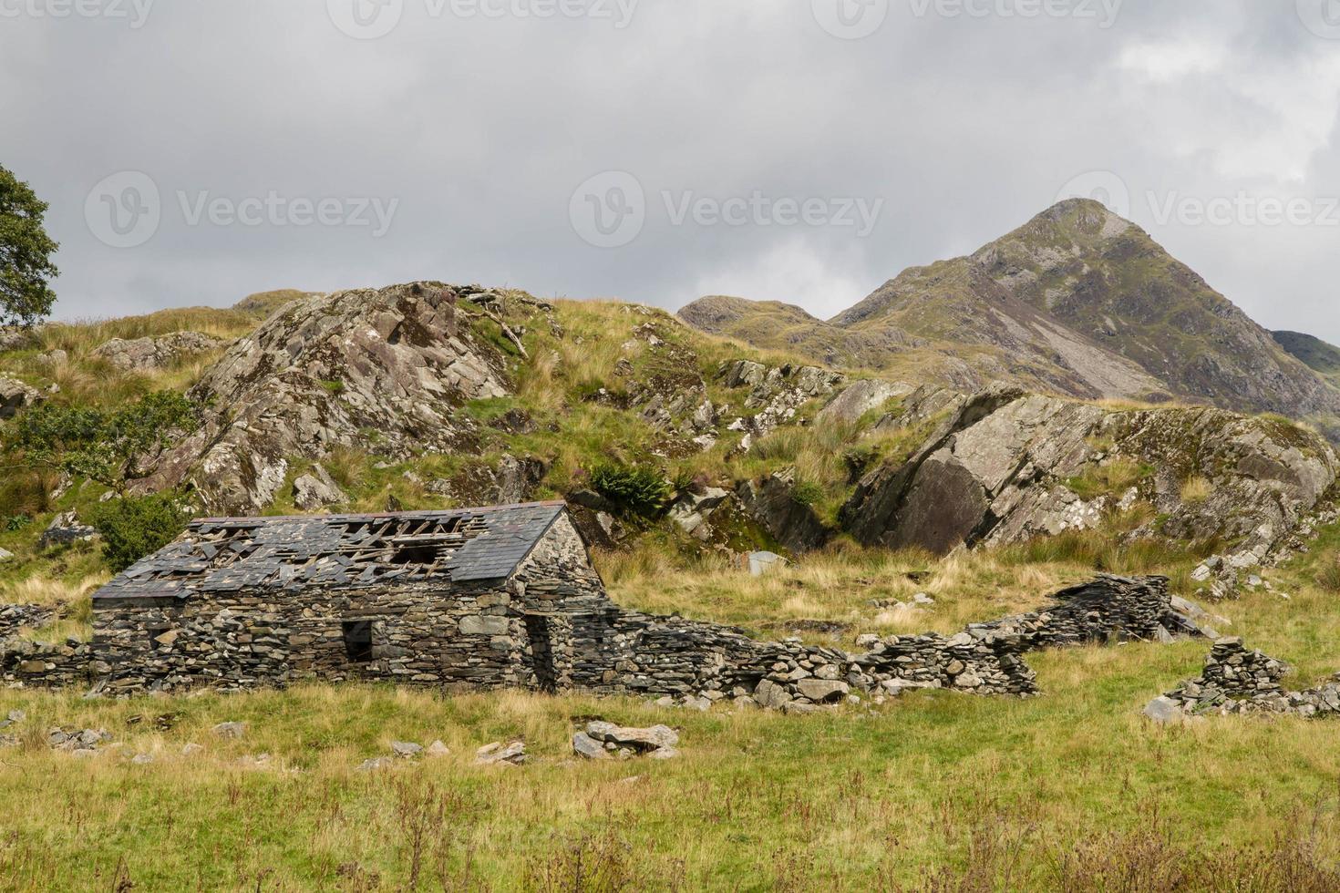 cnicht de la montaña galesa con la ruina de la cabaña de piedra en primer plano foto