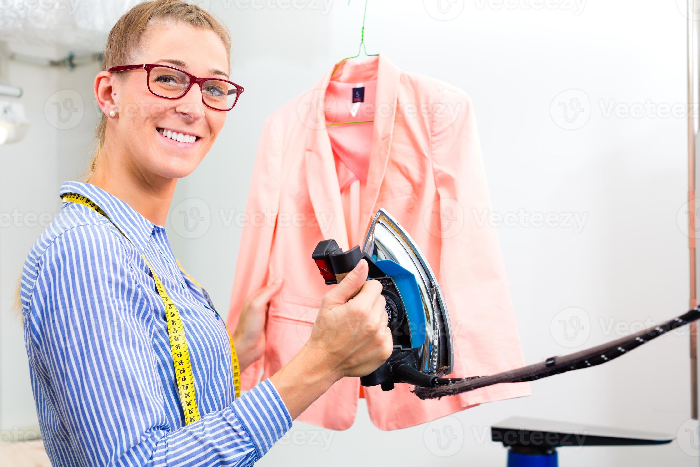 Стиральная машина. Французская стирка белья. Тазик с бельем. Девушка в стиральной машине. Китаец стирает одежду.