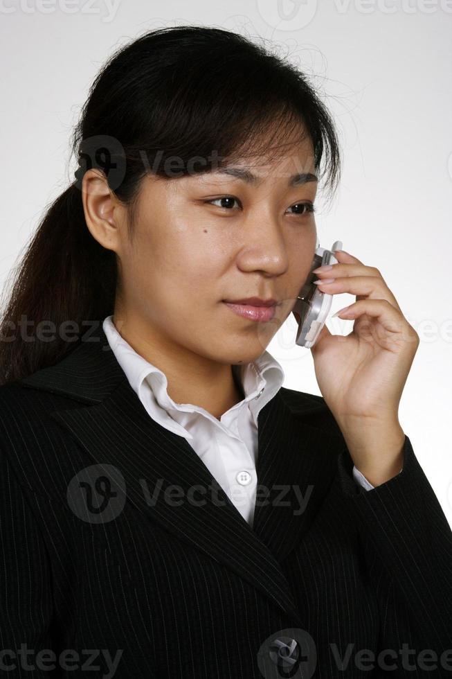 chica asiática en el teléfono foto