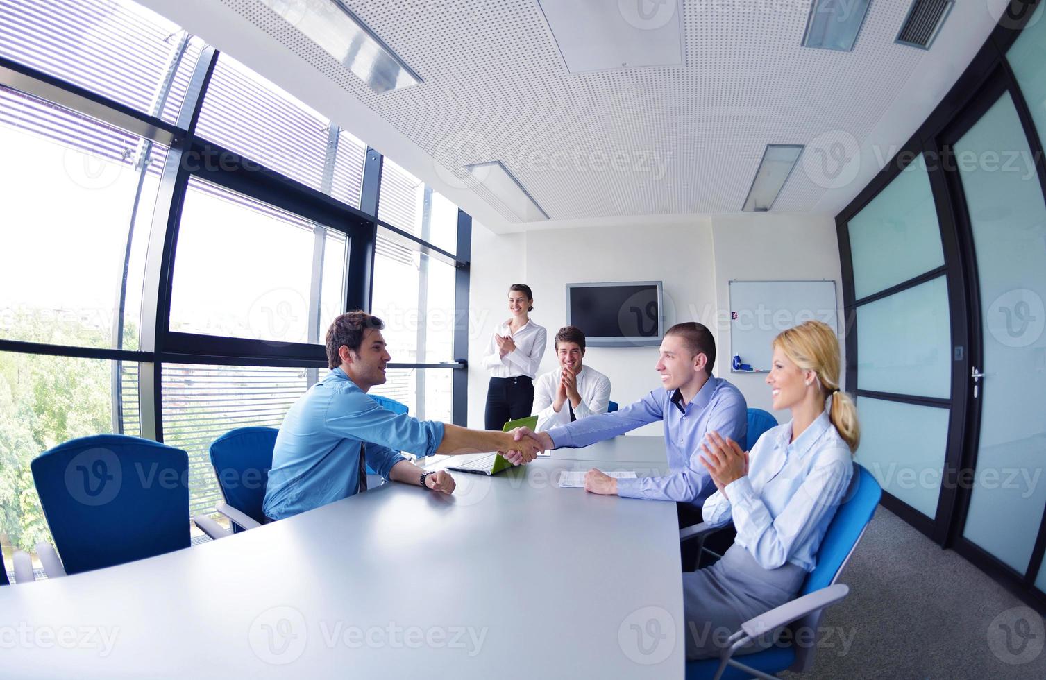 Grupo de personas de negocios en una reunión en la oficina foto