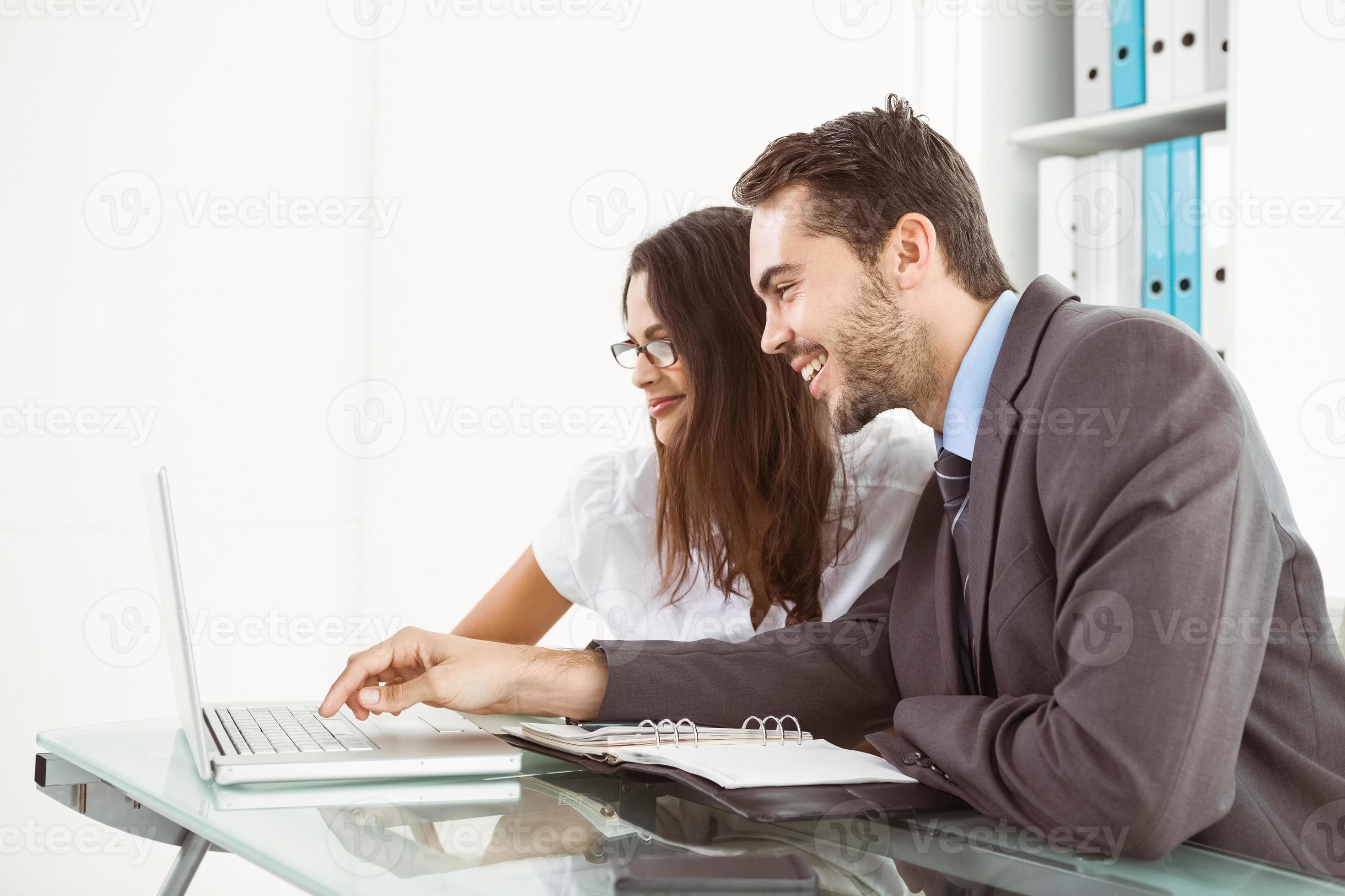 Gente de negocios utilizando la computadora portátil en la oficina foto