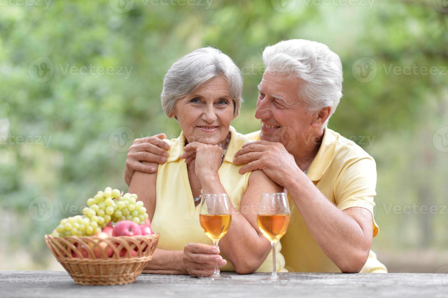 pareja de ancianos en la naturaleza foto
