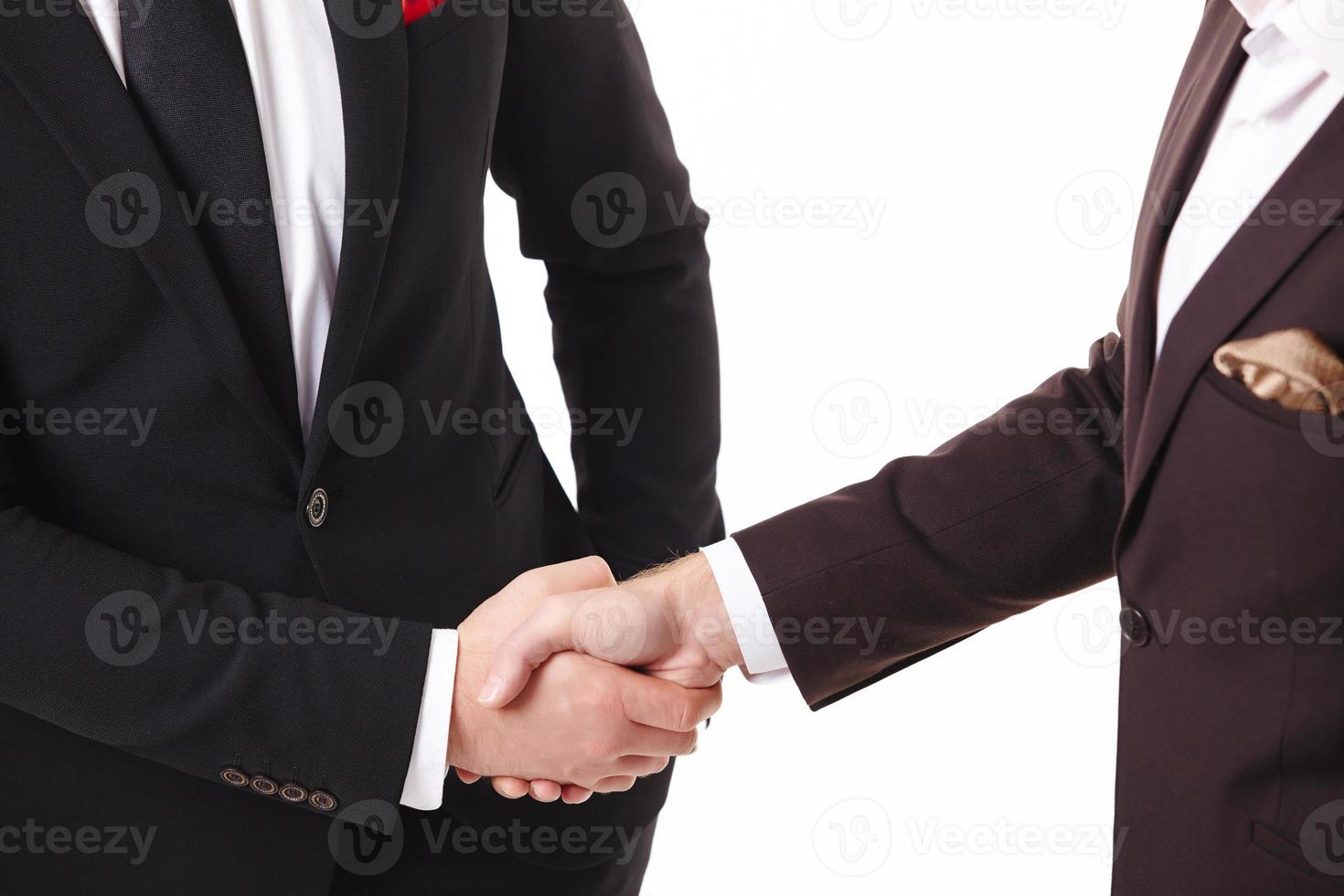 dos hombres de negocios se dan la mano foto