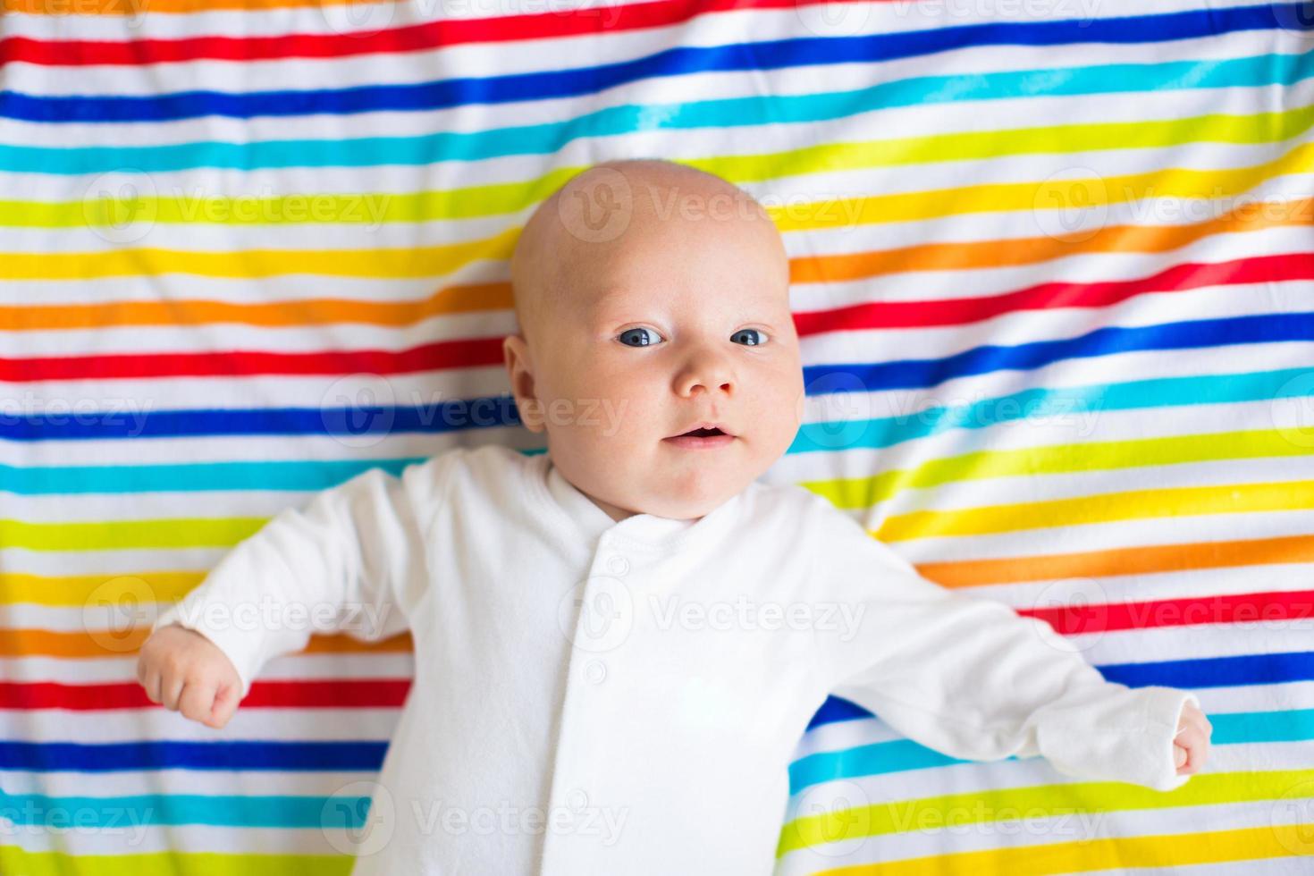 lindo bebé en una manta colorida foto