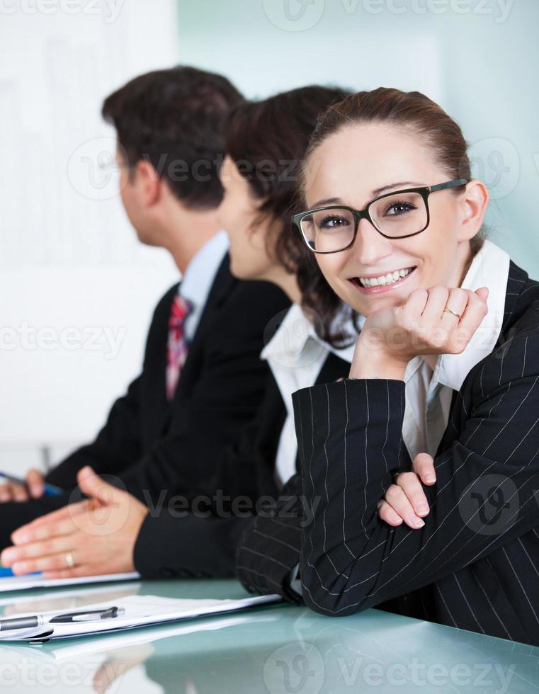 hermosa joven empresaria en una reunión foto