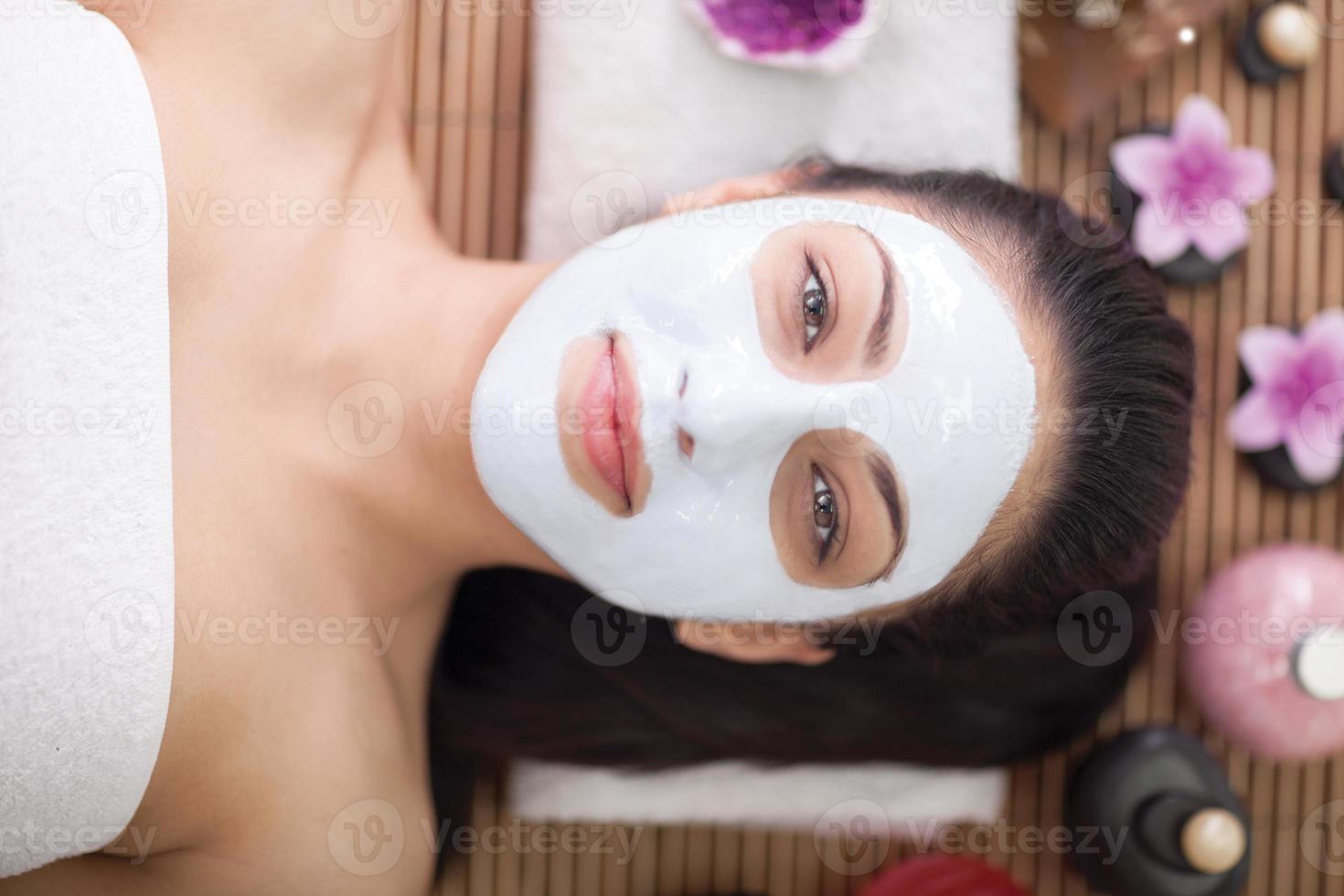 mujer con máscara facial en el salón de belleza foto