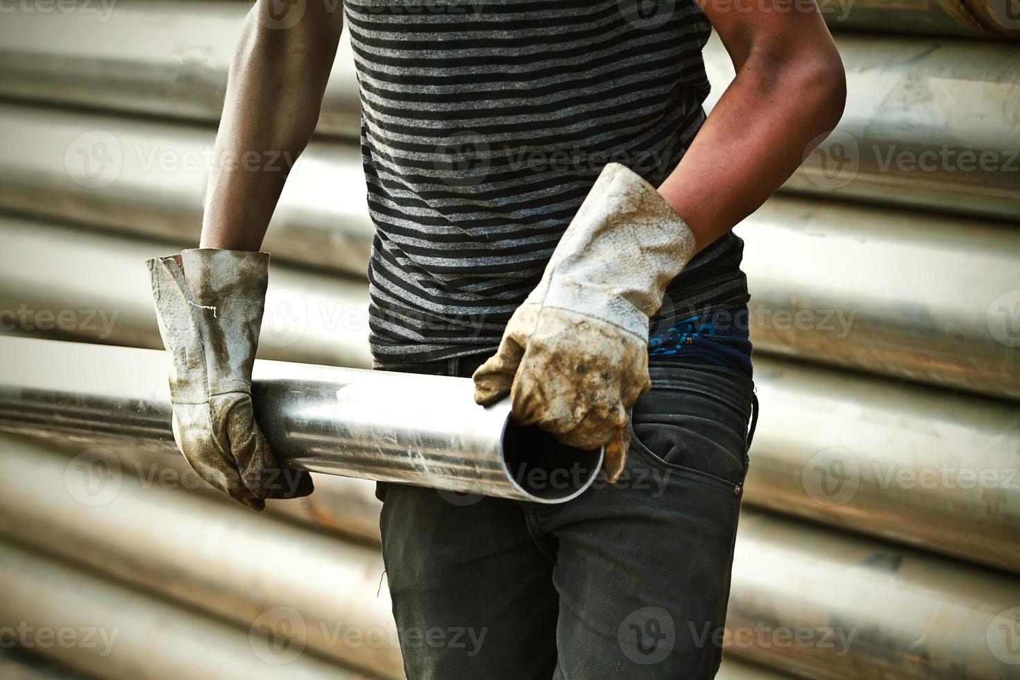 trabajador de la construcción con tubería de hierro foto