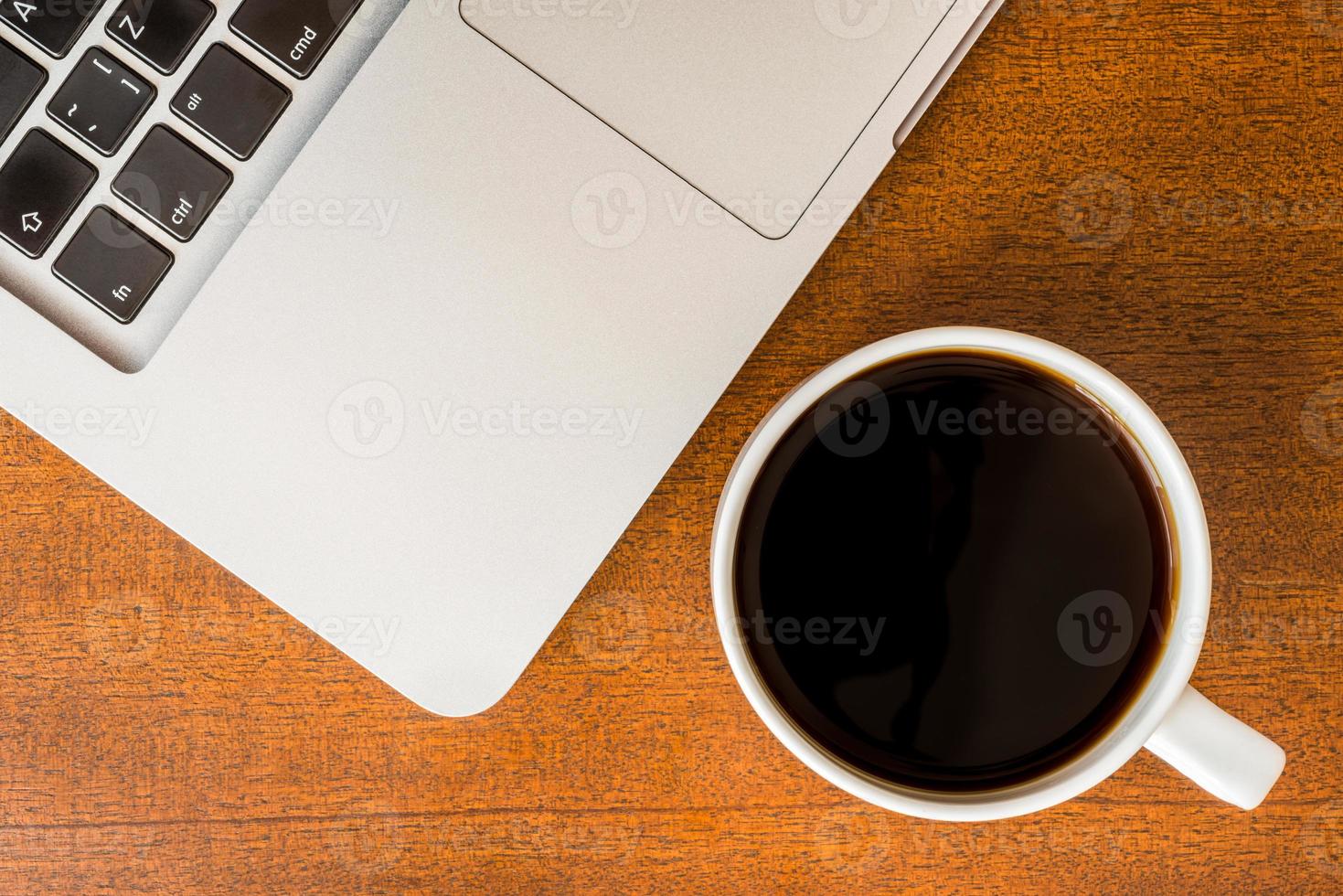 trabajar en la oficina, taza de café con laptop foto