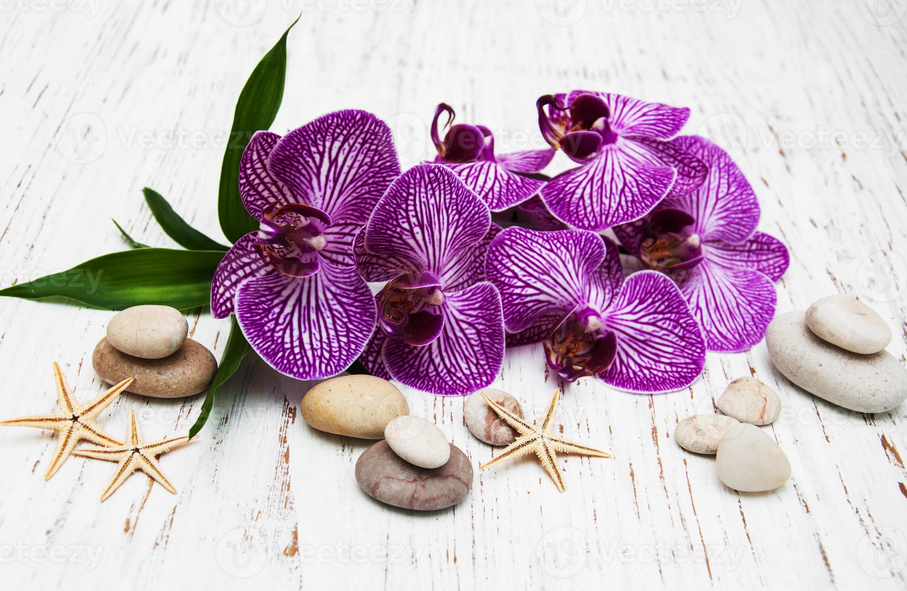orquídeas y piedras de masaje foto