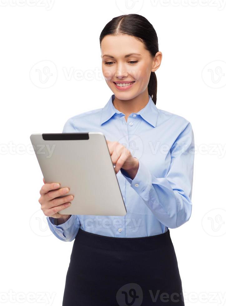 Empresaria sonriente con tablet PC foto
