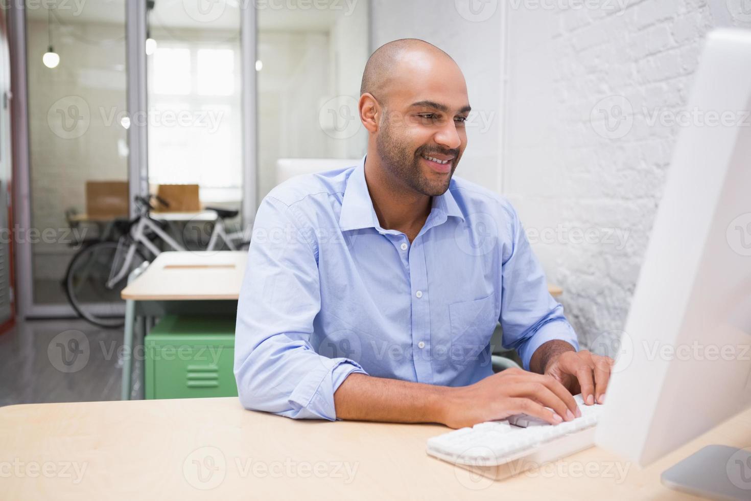 hombre de negocios usando la computadora en el escritorio foto