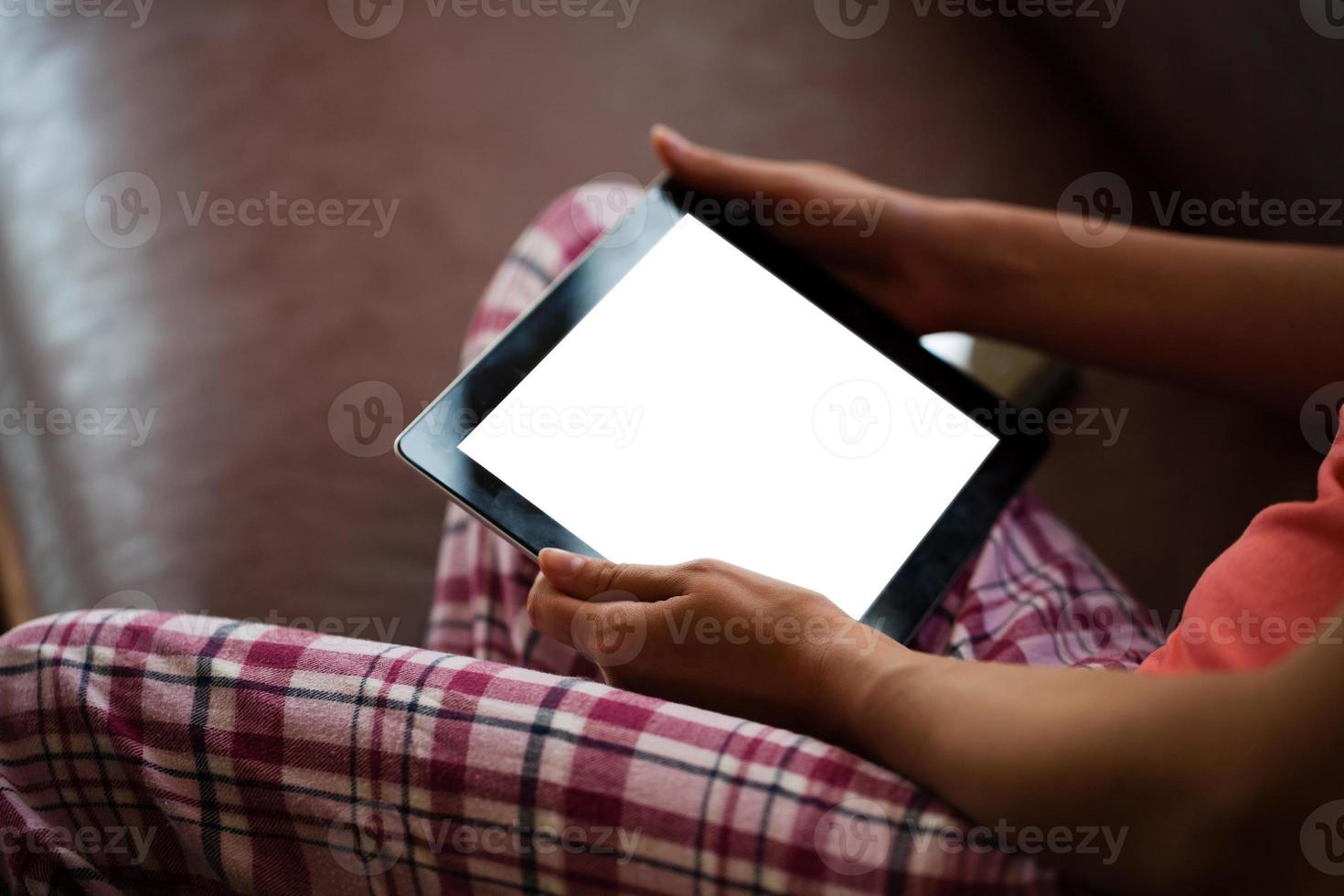 manos femeninas con tableta digital foto
