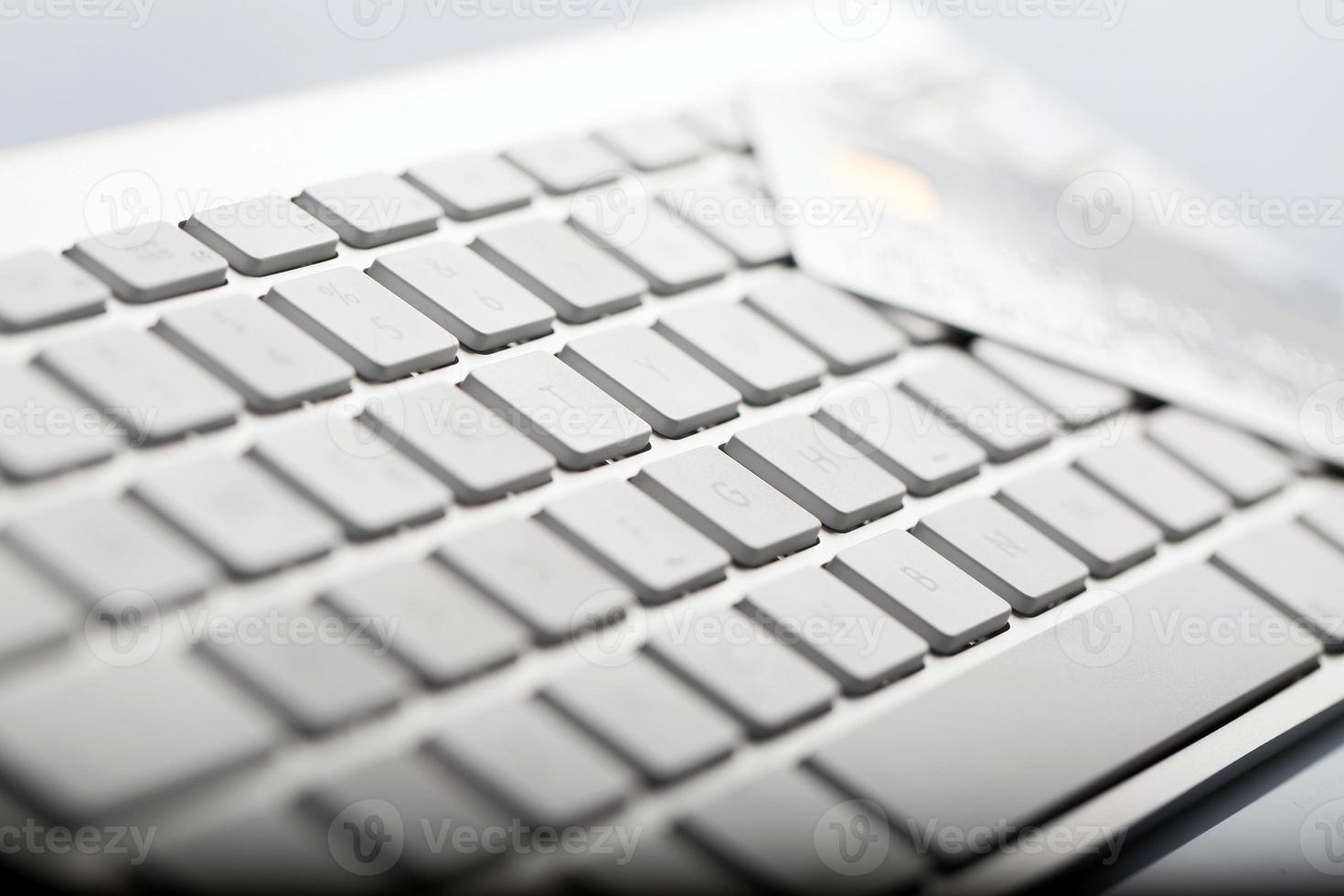 tarjeta de crédito en un teclado de computadora foto