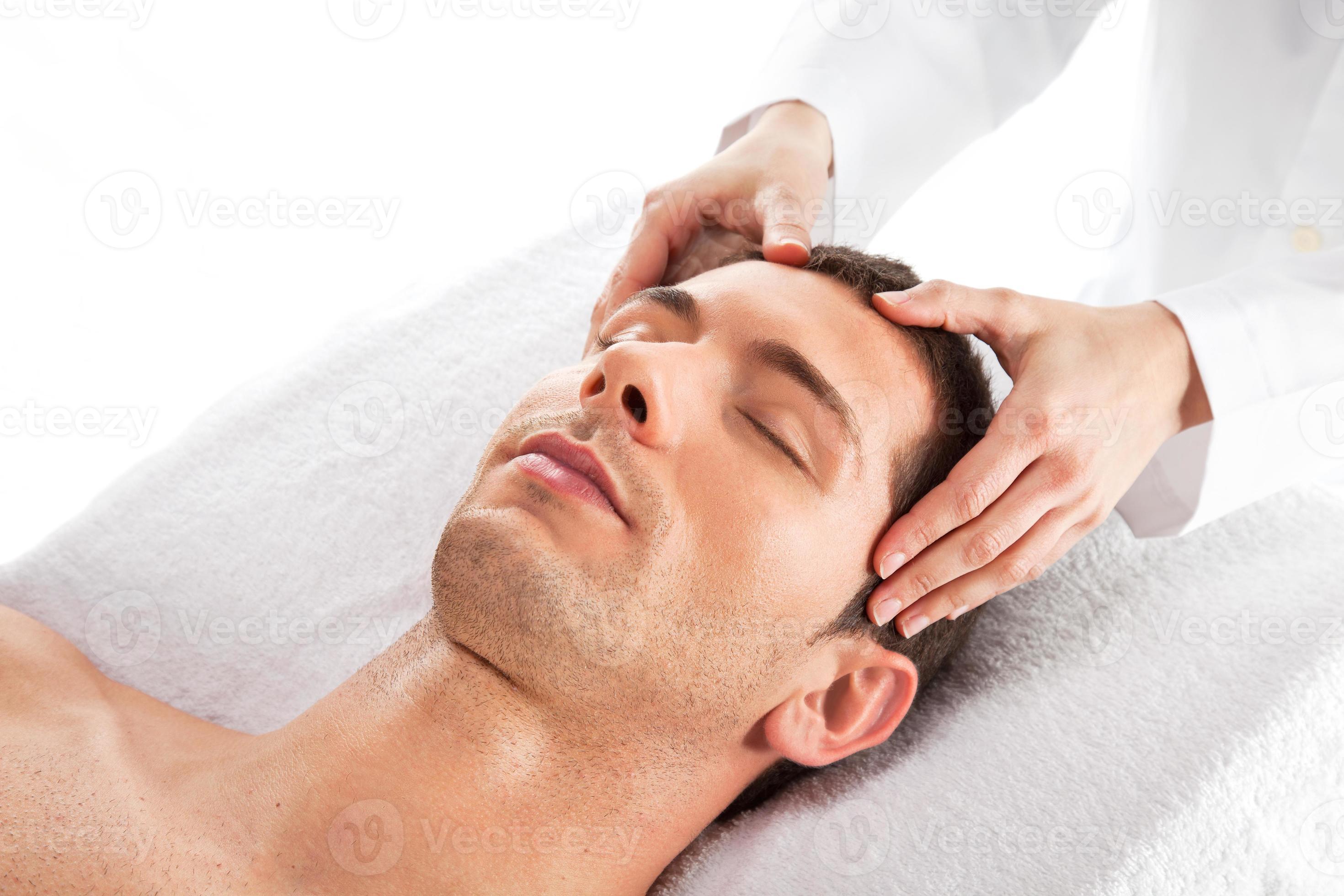 primer plano de un hombre con masaje de cabeza foto