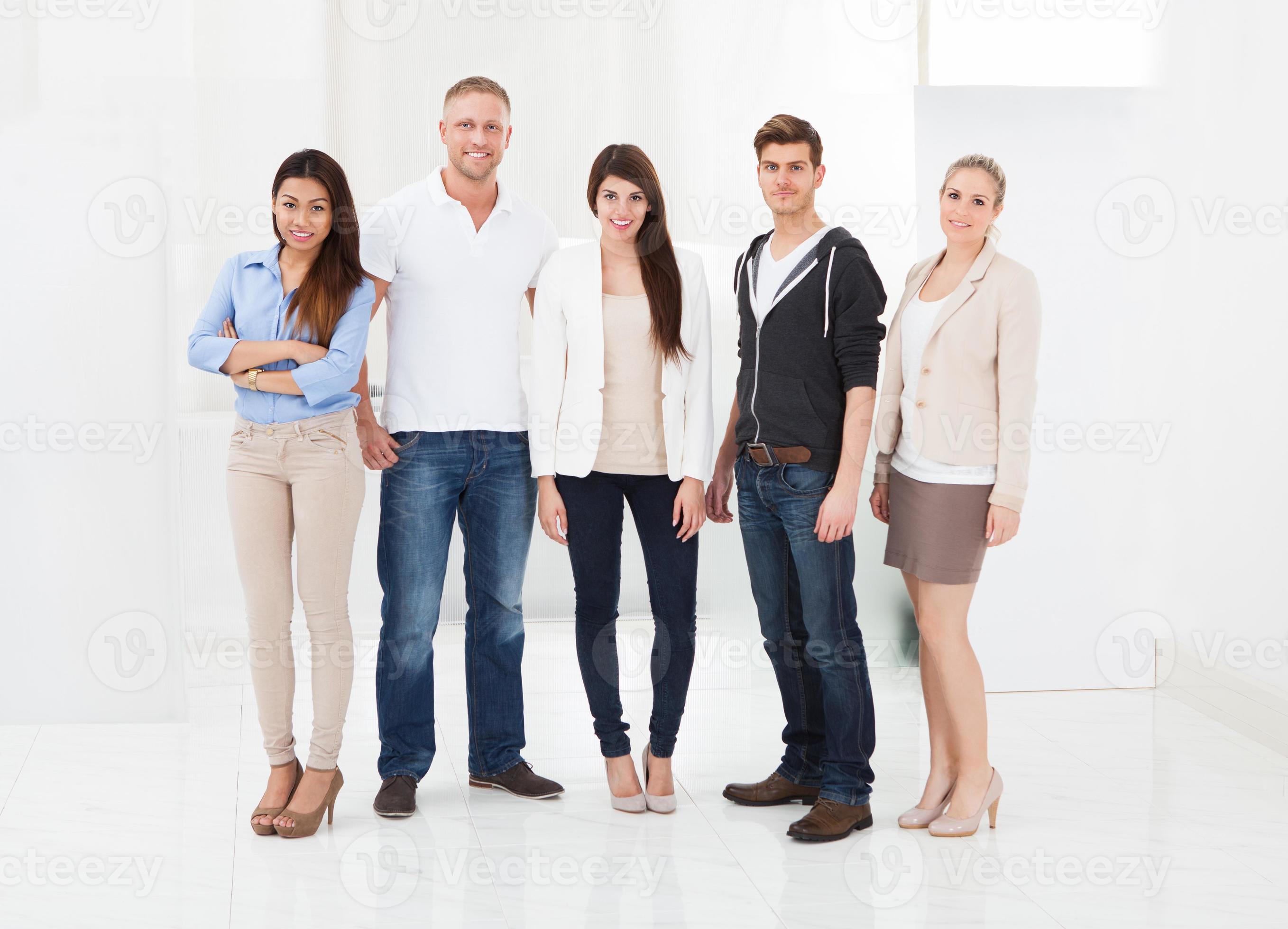 в ряд стоят семь. группа парней в костюмах. толпа друзей. дети стоят друг за другом. в ряд стоят семь.