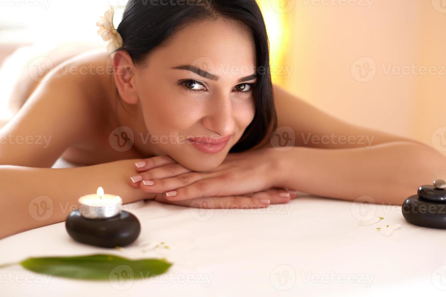 masaje spa hermosa morena recibe tratamiento de spa en el salón. foto