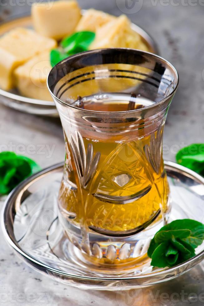 té con menta en una taza de cristal turco tradicional foto