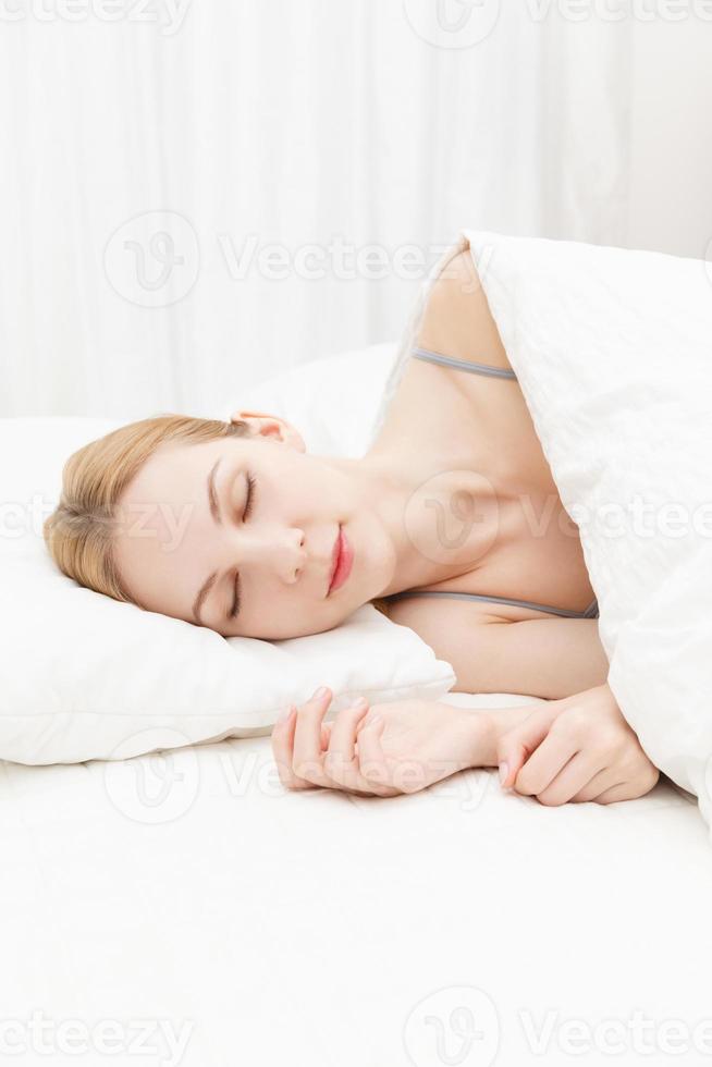 mujer caucásica durmiendo foto