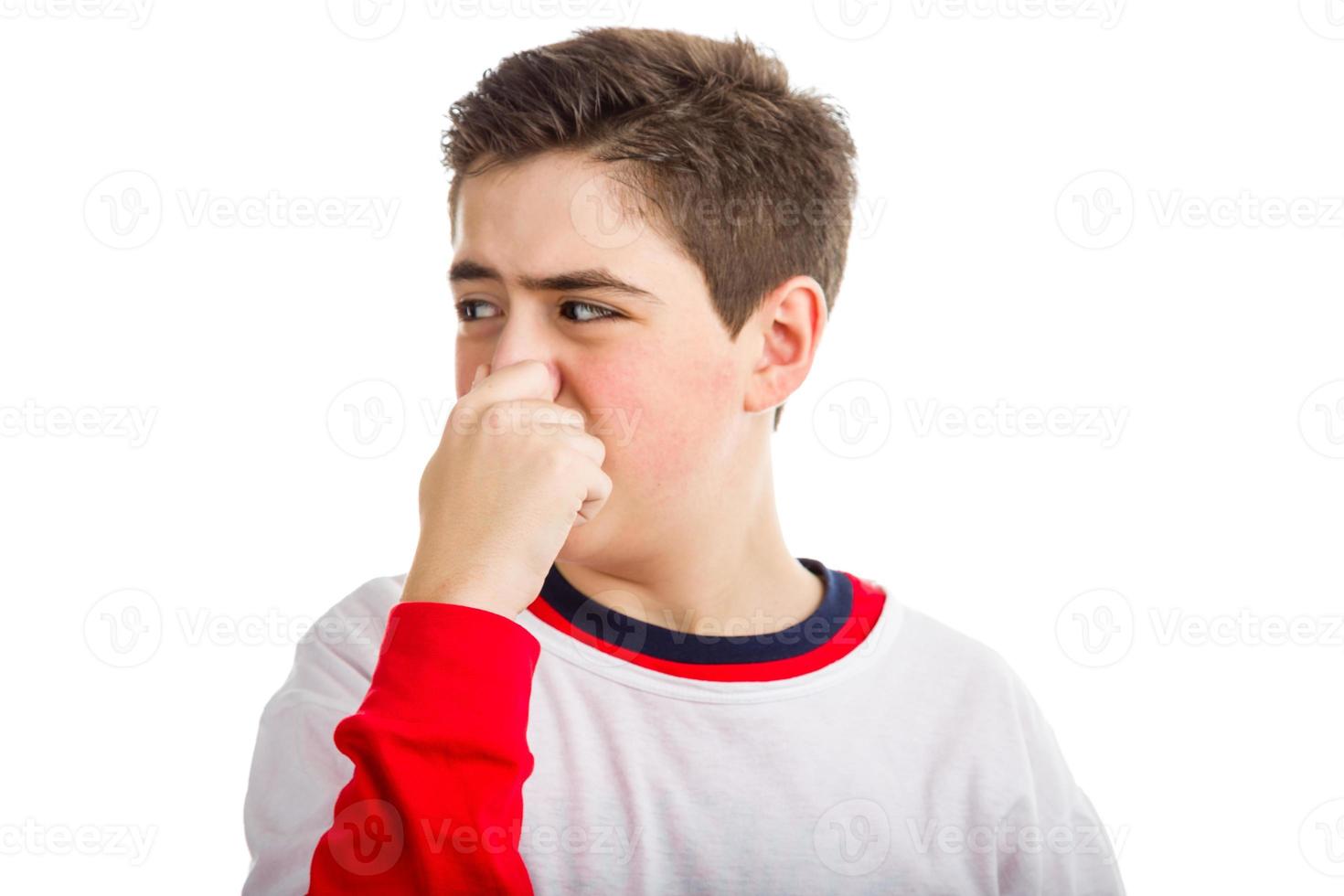 chico caucásico tapando su nariz foto