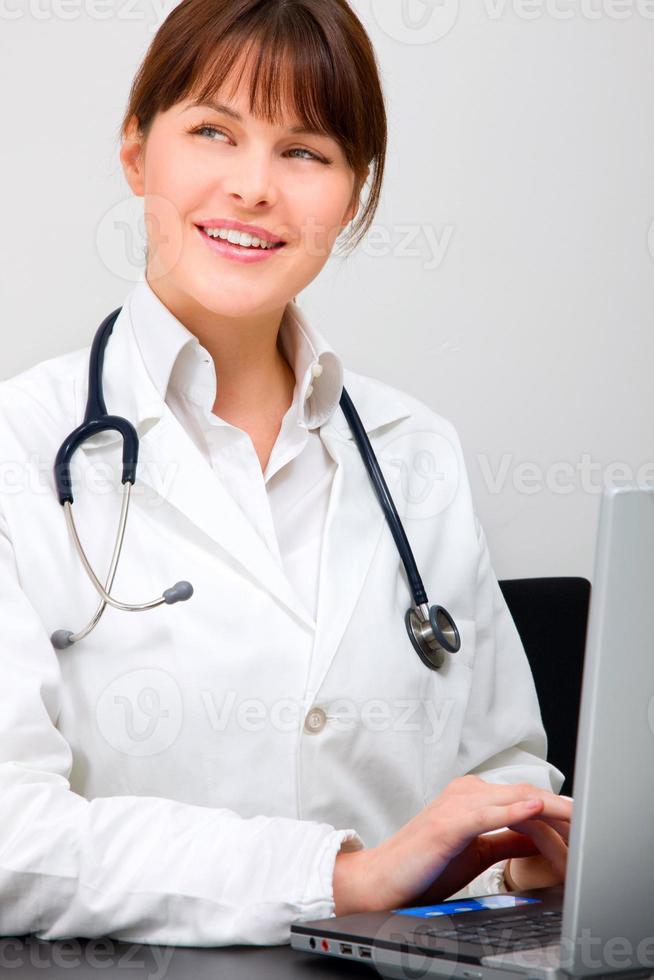 Retrato de una joven doctora caucásica con laptop foto