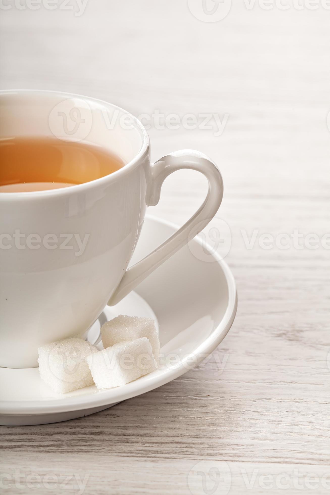 té caliente en taza blanca foto