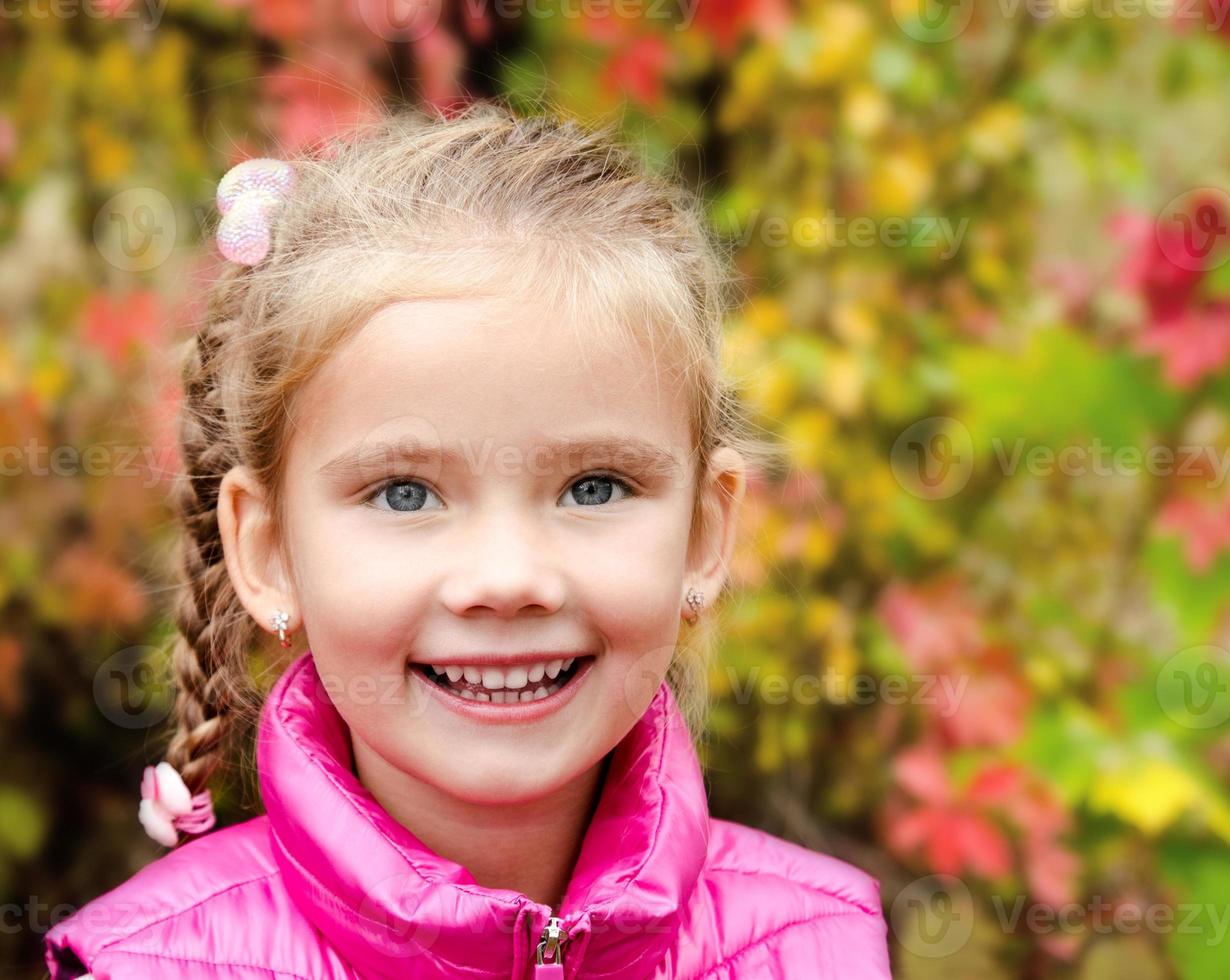 otoño retrato de linda niña sonriente foto