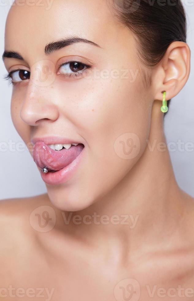 Cerrar imagen de oreja femenina con arete foto