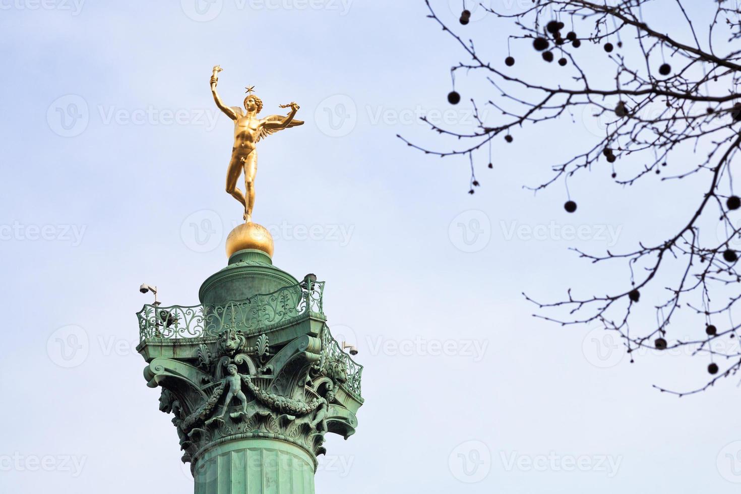 Columna de julio en la Place de la Bastille en París foto