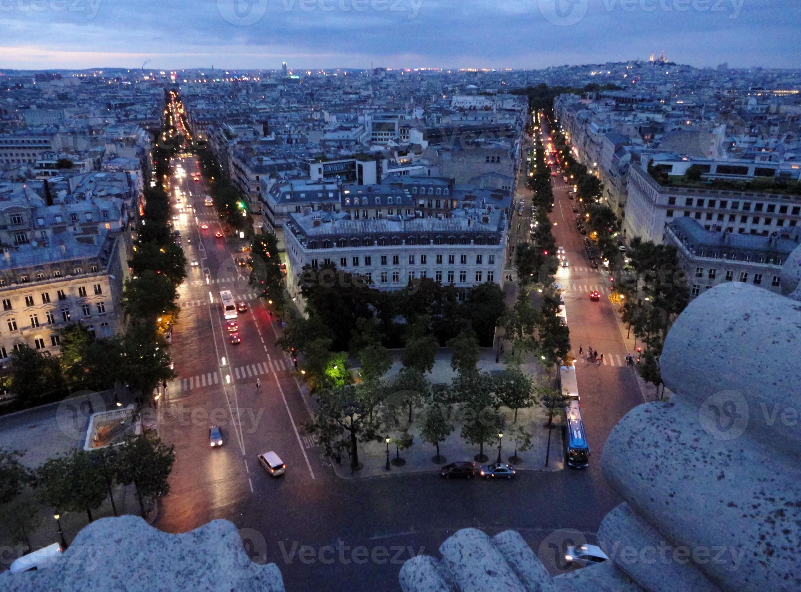 Vista de París desde el arco del triunfo al atardecer foto