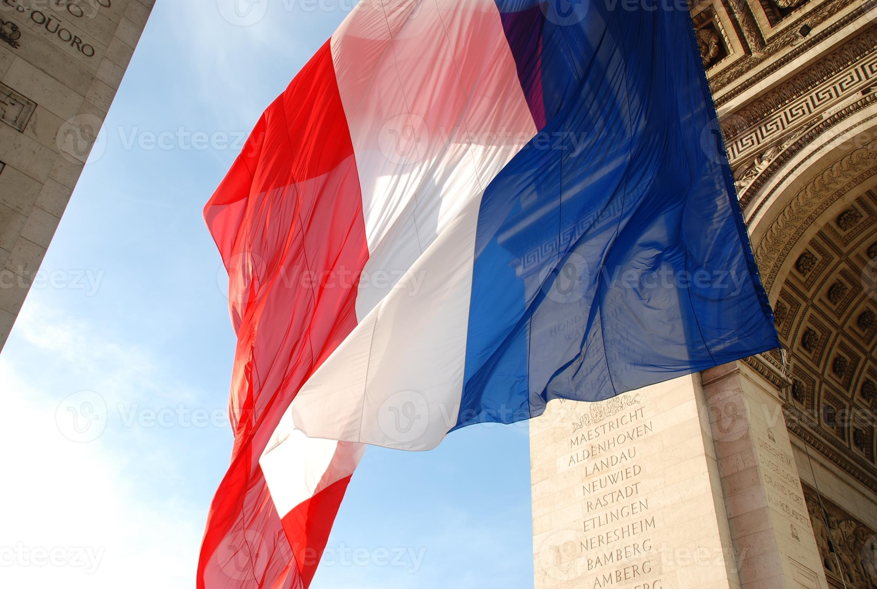 gran bandera francesa ondeando al viento foto