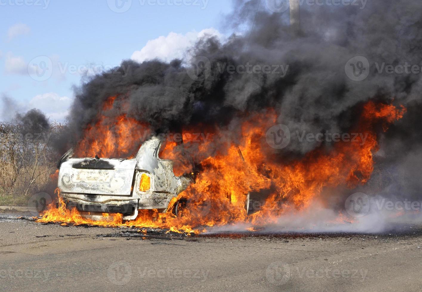 coche en llamas foto