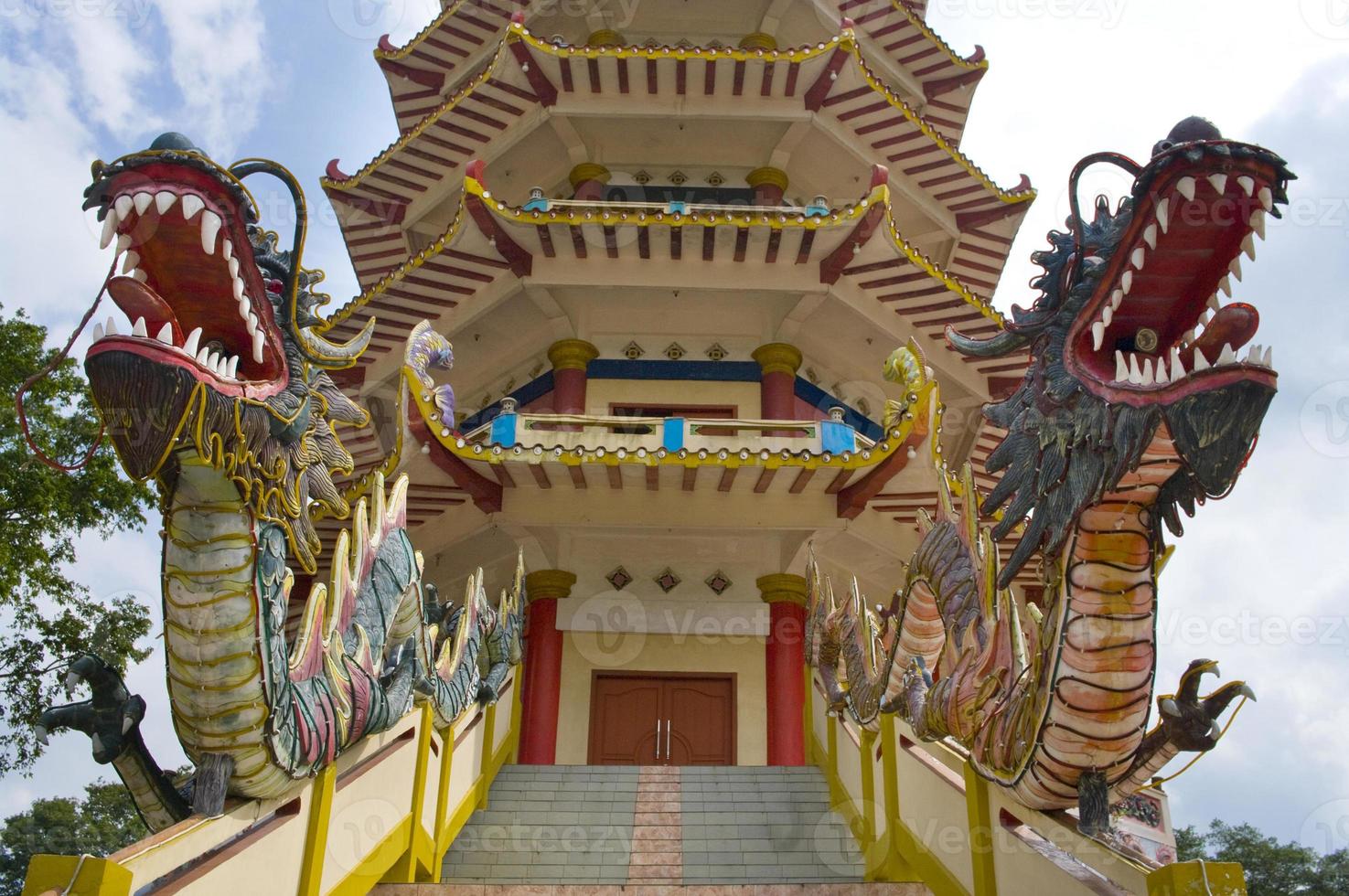pagoda en la isla de kemarau, palembang, indonesia foto
