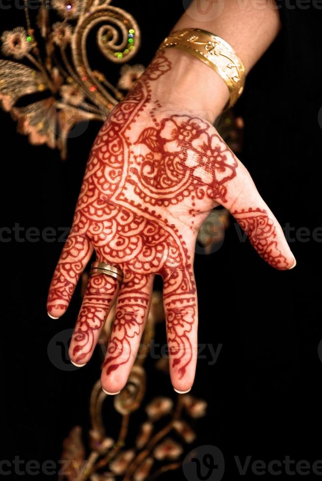 hermosa henna, mehendi en la mano de las novias foto