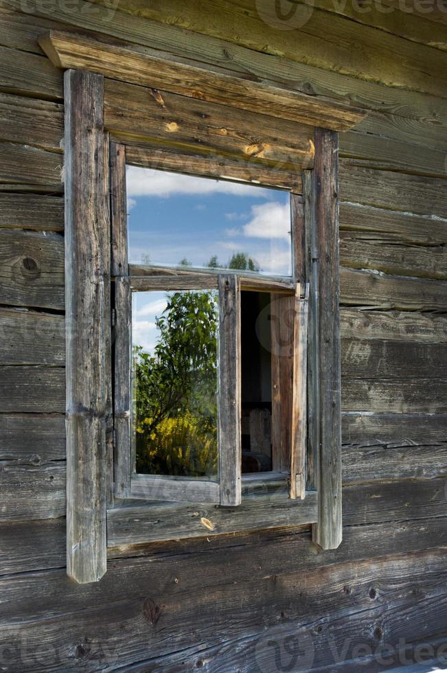 ventana de la vieja casa de madera foto