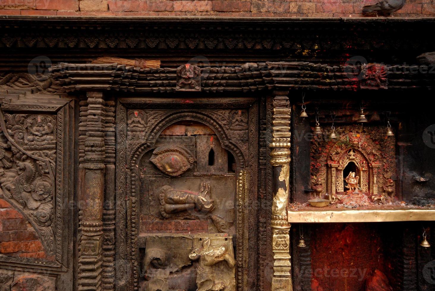 diosa de bronce en la pared en el templo hindú. foto
