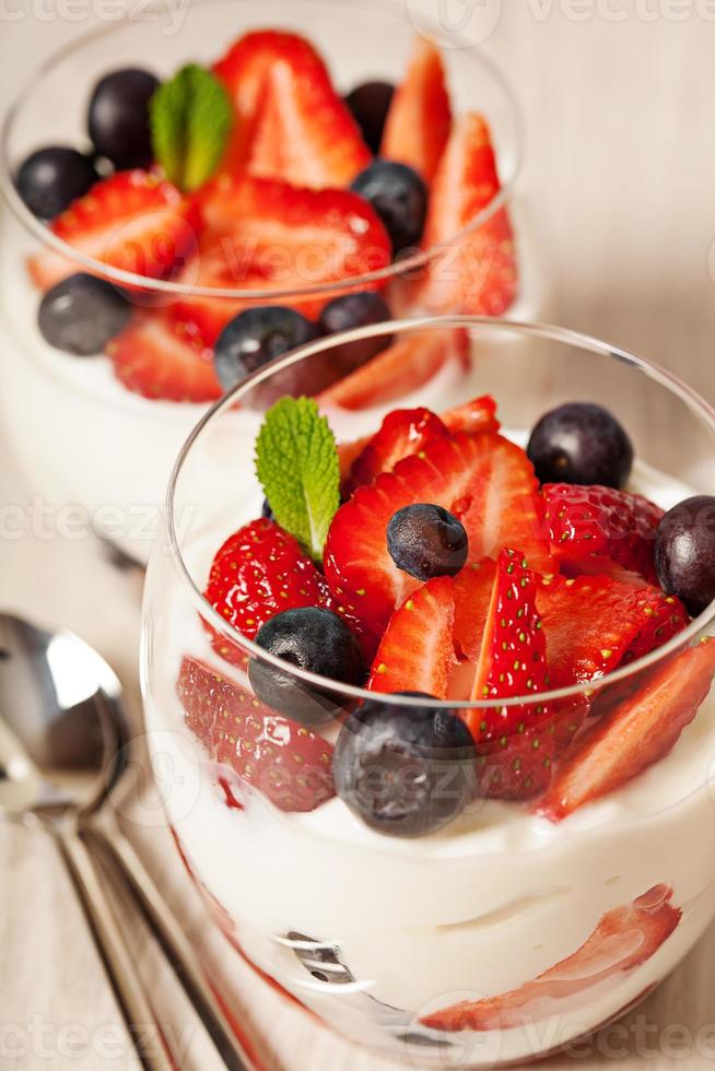yogur fresco con bayas desayuno ligero foto