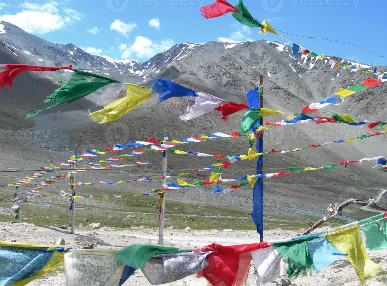 Banderas de oración en el Himalaya, India foto
