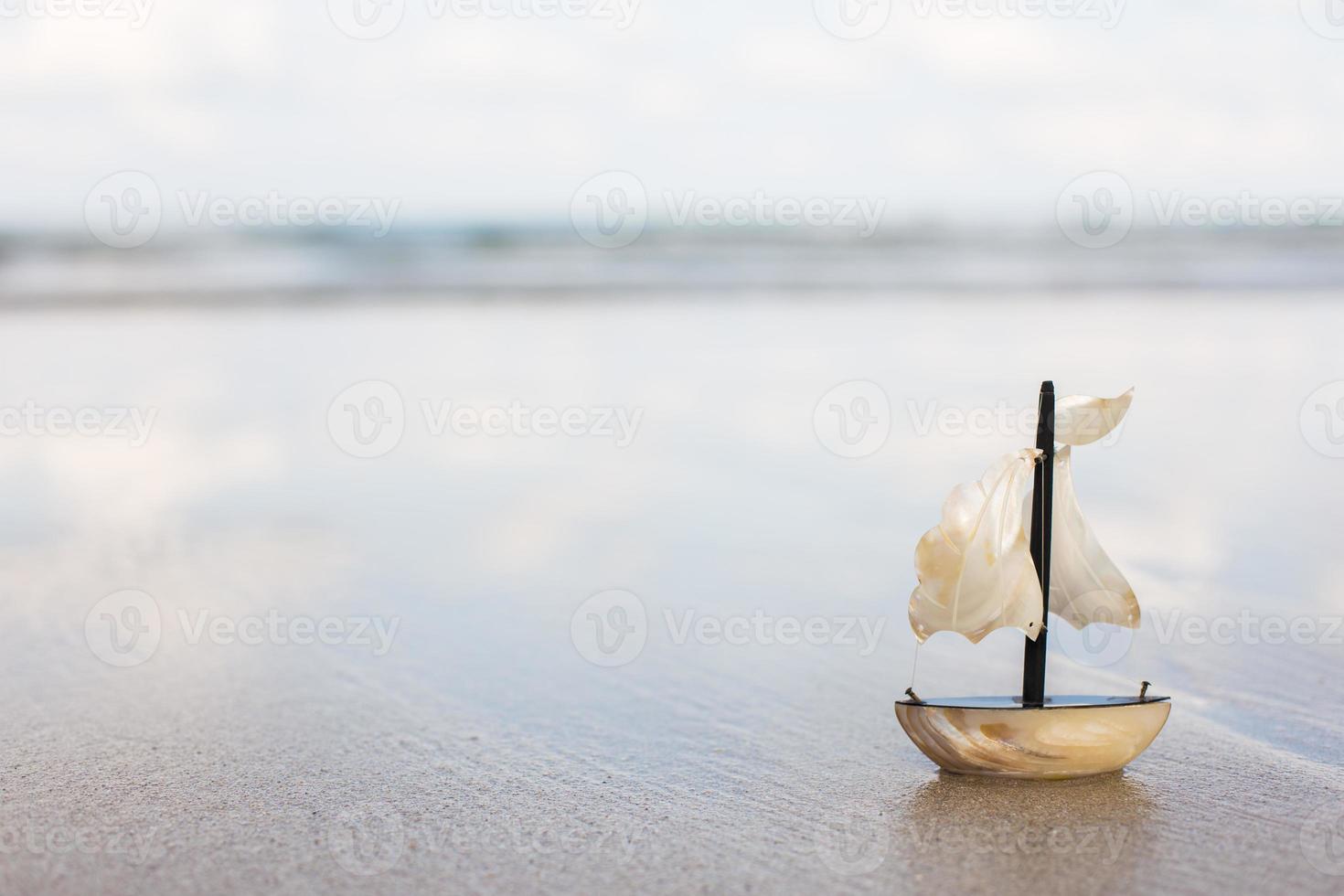 barco juguete playa