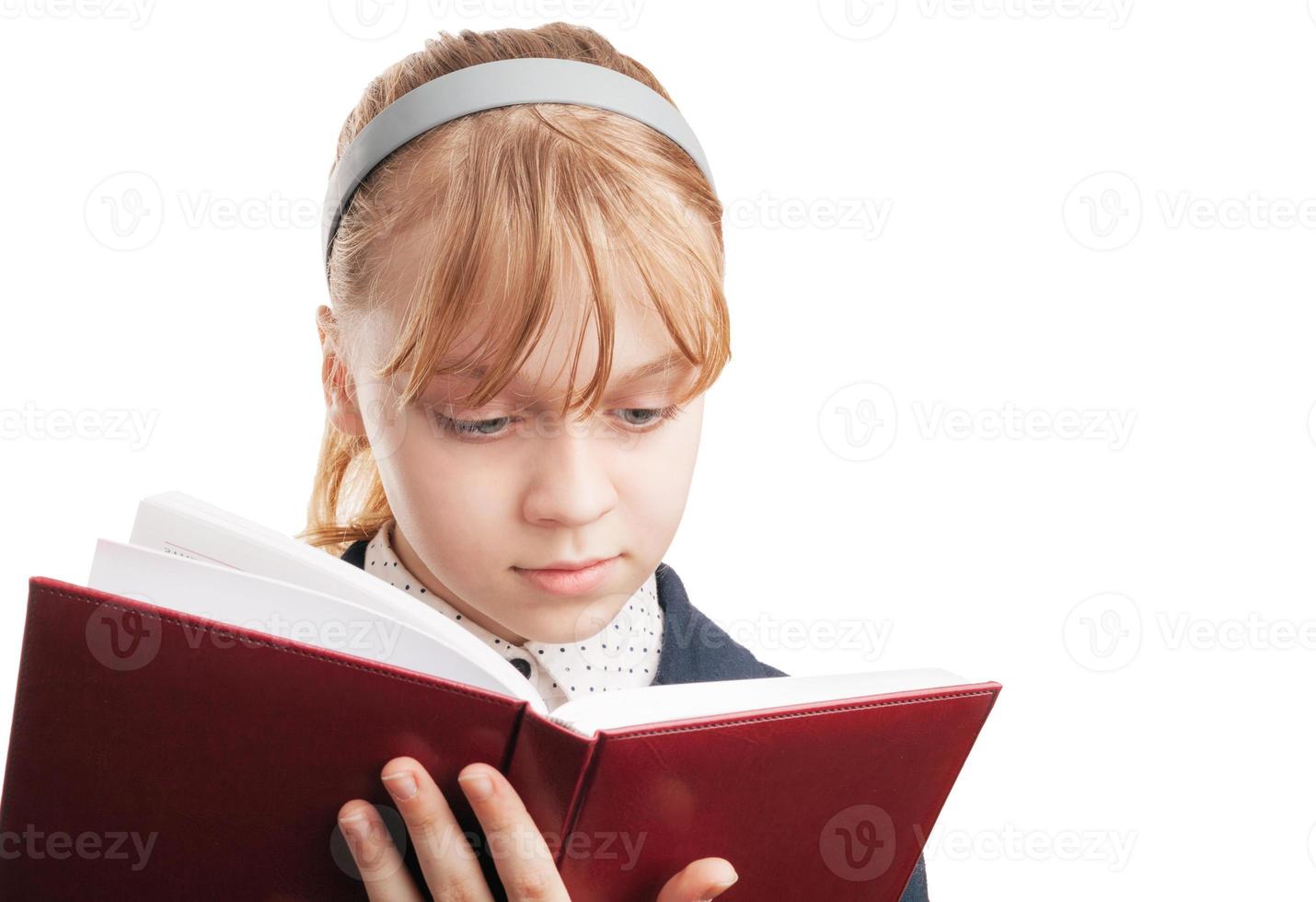Closeup retrato de rubia colegiala caucásica con libro aislado foto