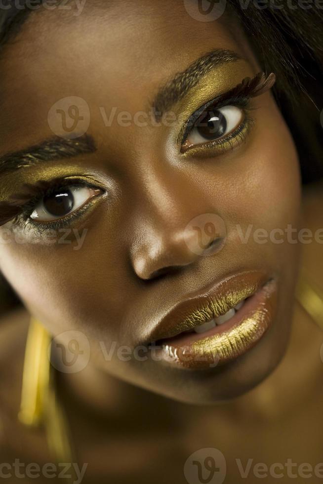 mujer afroamericana con maquillaje dorado foto