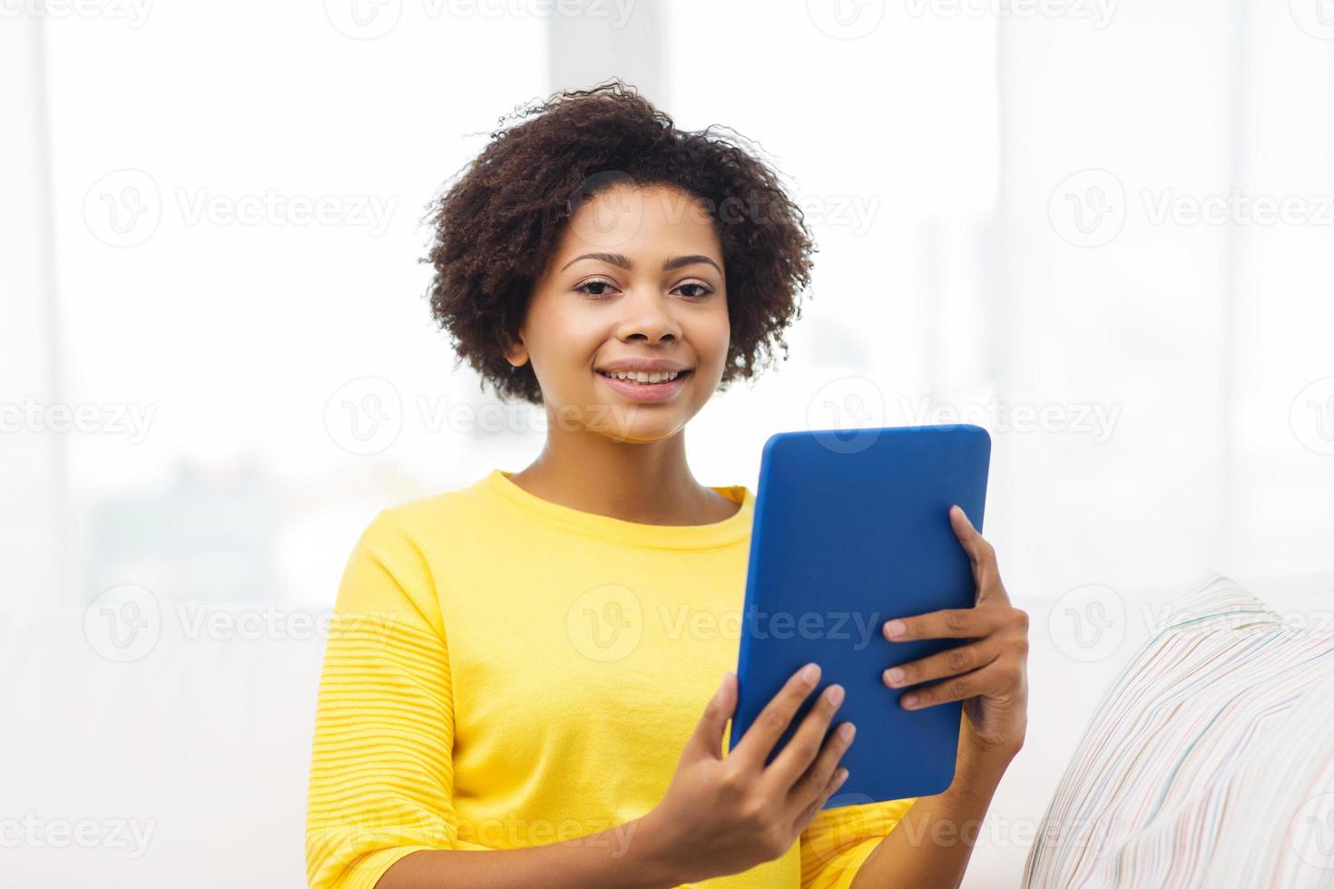 feliz mujer afroamericana con tablet pc foto