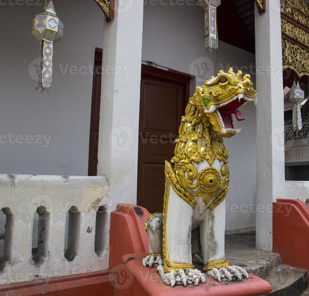 asian lion statue photo
