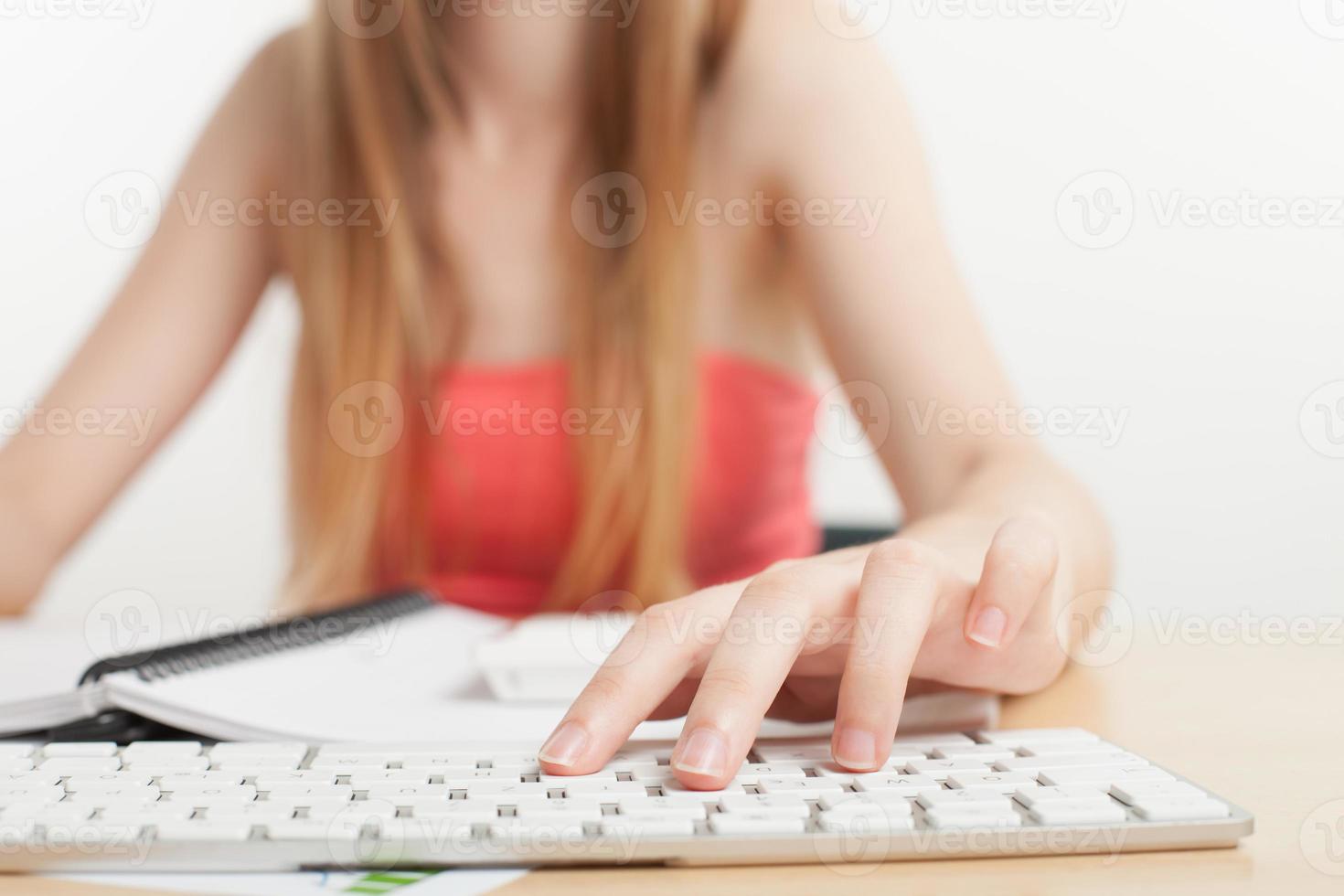 mujer con las manos en el teclado de la computadora foto