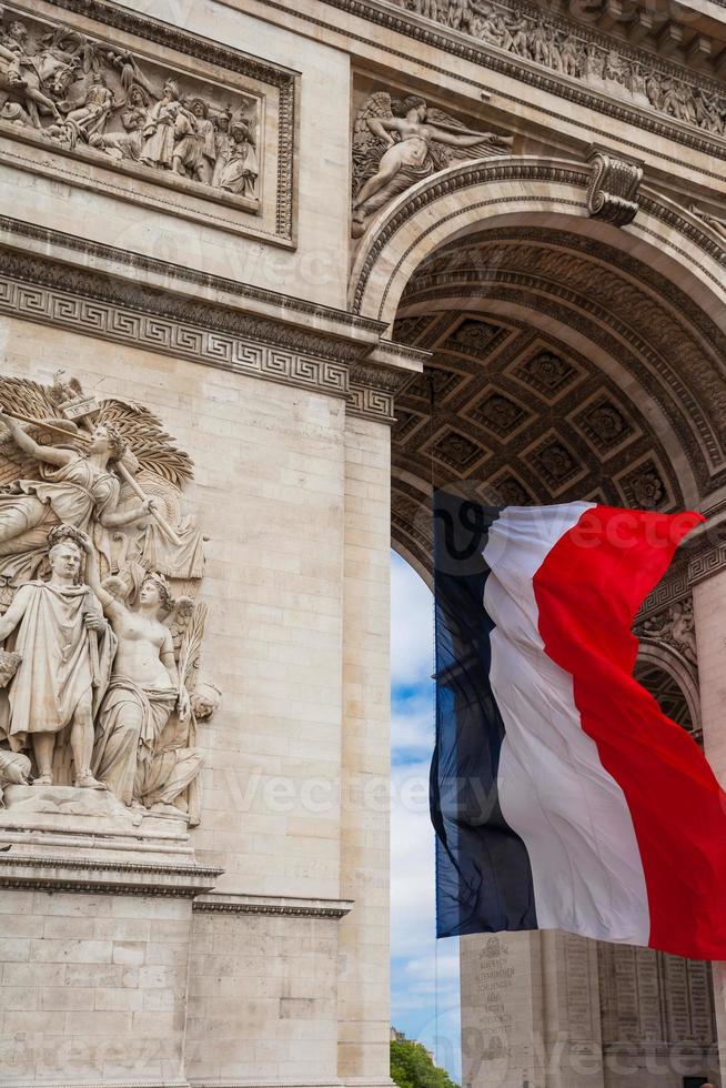 Detalle del arco triunfal con la bandera nacional de Francia, París, Francia foto