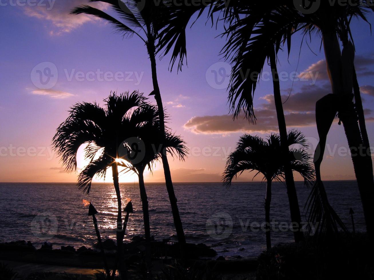 puesta de sol de antorcha tiki hawaiana, maui foto