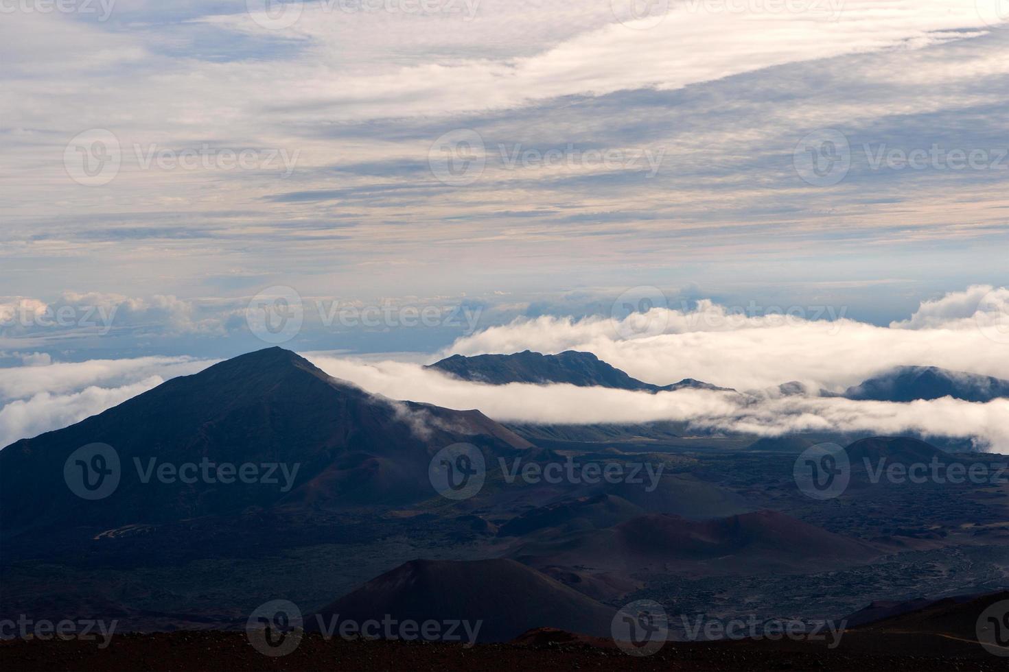 cráter haleakalā desde arriba de las nubes foto
