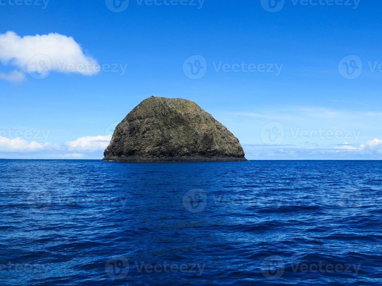 pequeña isla aislada del océano foto