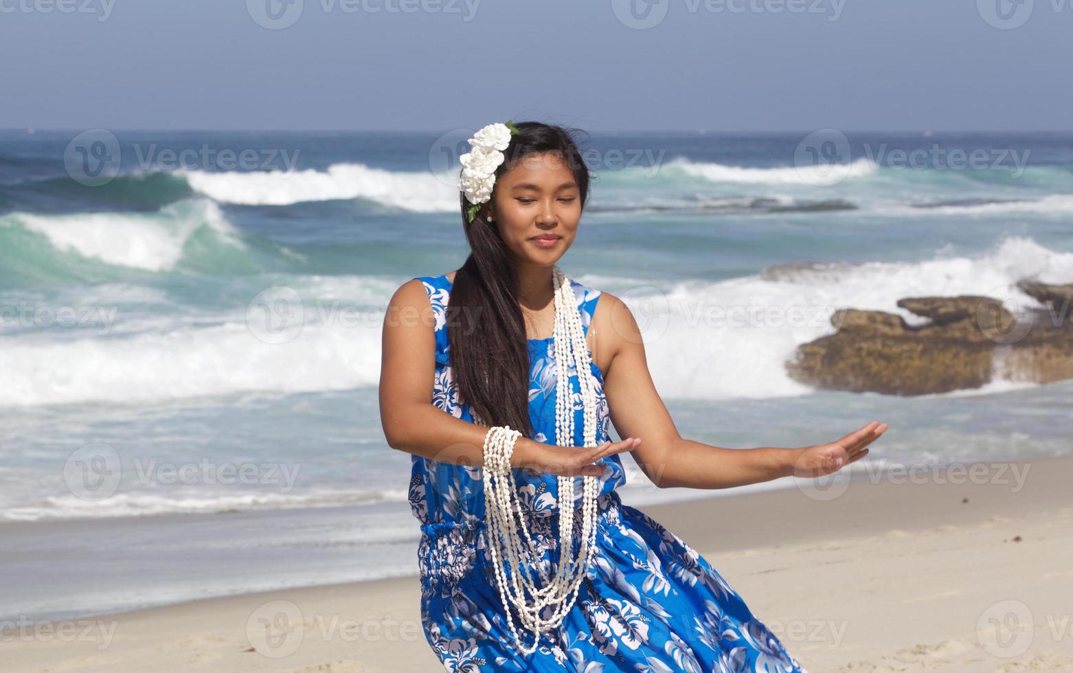 Hermosa bailarina de hula adolescente en una playa vacía foto